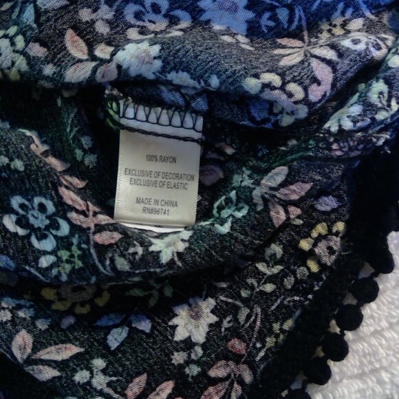 Self E Women's Floral Top on Black Background (Size L) - Picture 5 of 6